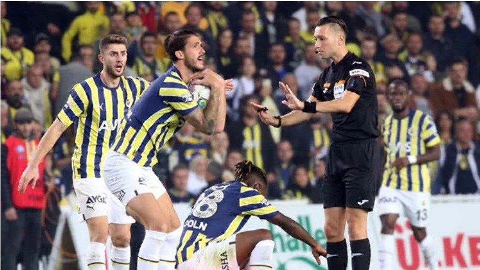 Reaction to referee Zorbay Küçük in Fenerbahçe-Basaksehir match! Much talked about decision and objections.