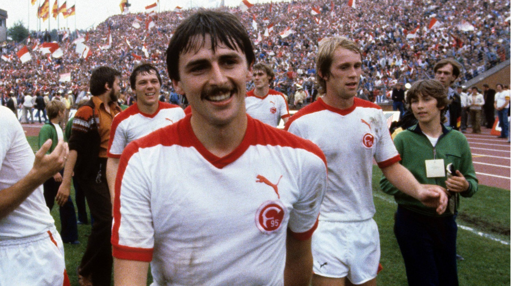 Klaus Allofs est une figure notable du football allemand, connu pour sa carrière prolifique en tant qu'attaquant et pour son travail en tant que dirigeant sportif.