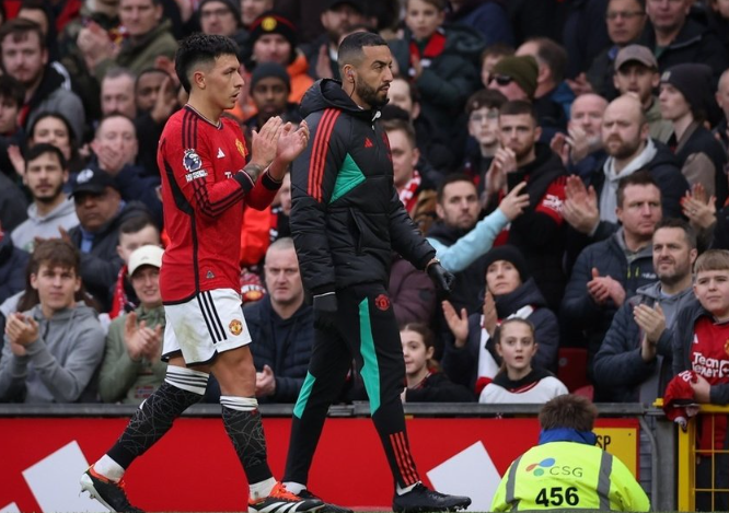 Manchester United hopeful Mazraoui and Martinez will return before Liverpool match