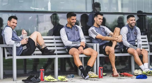 Messi, Neymar, Suárez pay tribute to retiring Alba