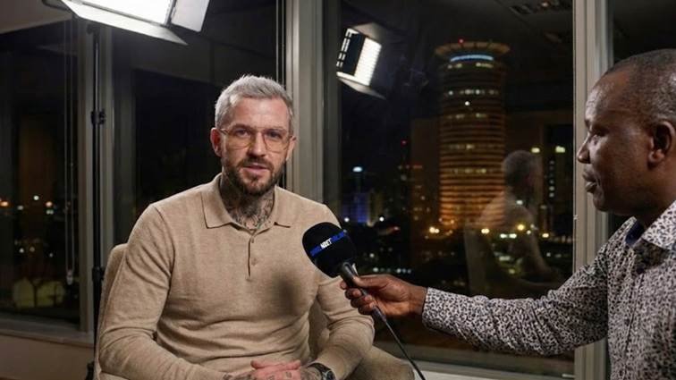 Une image contenant habits, personne, Visage humain, intérieur Le contenu généré par l’IA peut être incorrect.